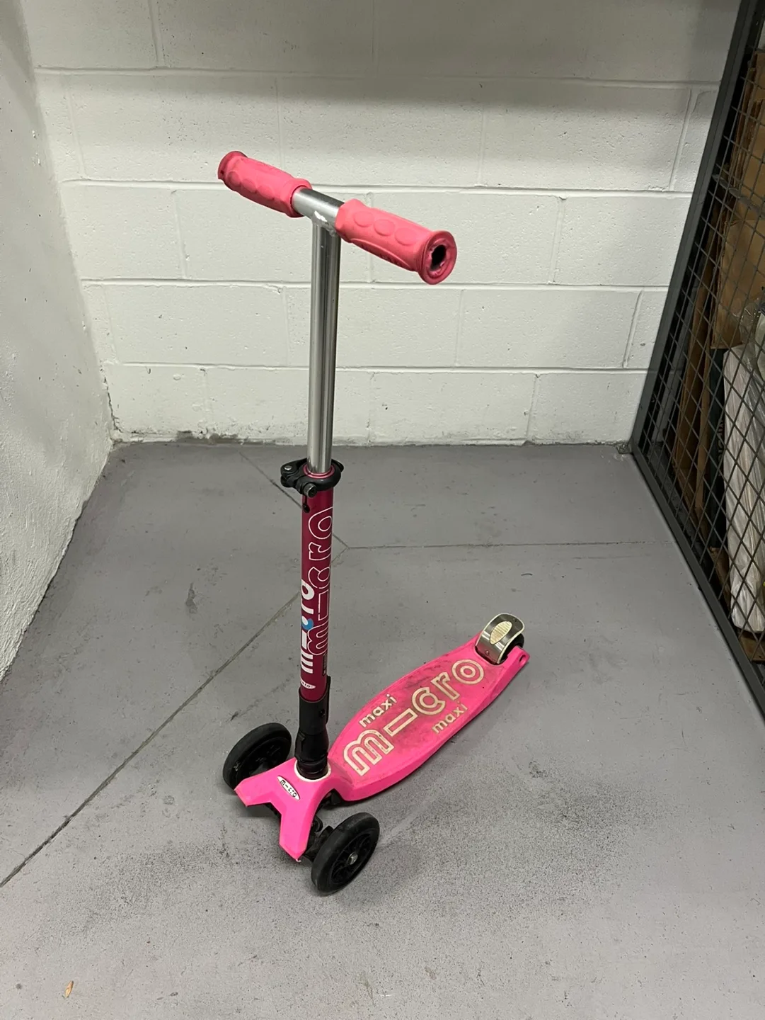 Pink Micro Maxi Scooter & Nutcase Helmet image indicator(6)