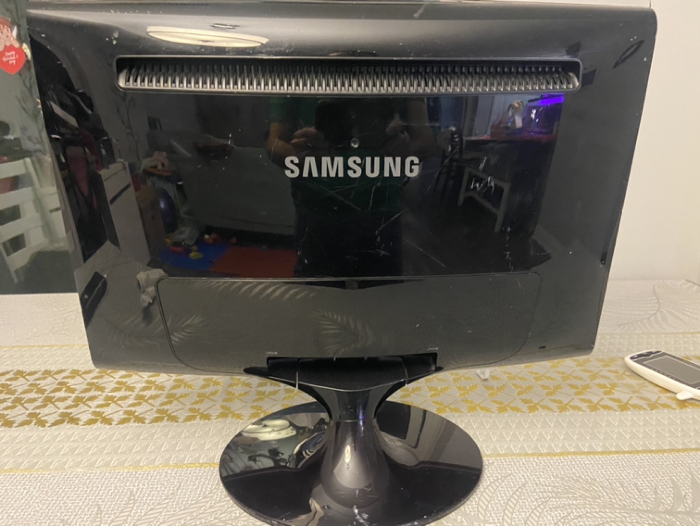 Samsung SyncMaster T220 22-inch LCD Monitor - photo 2