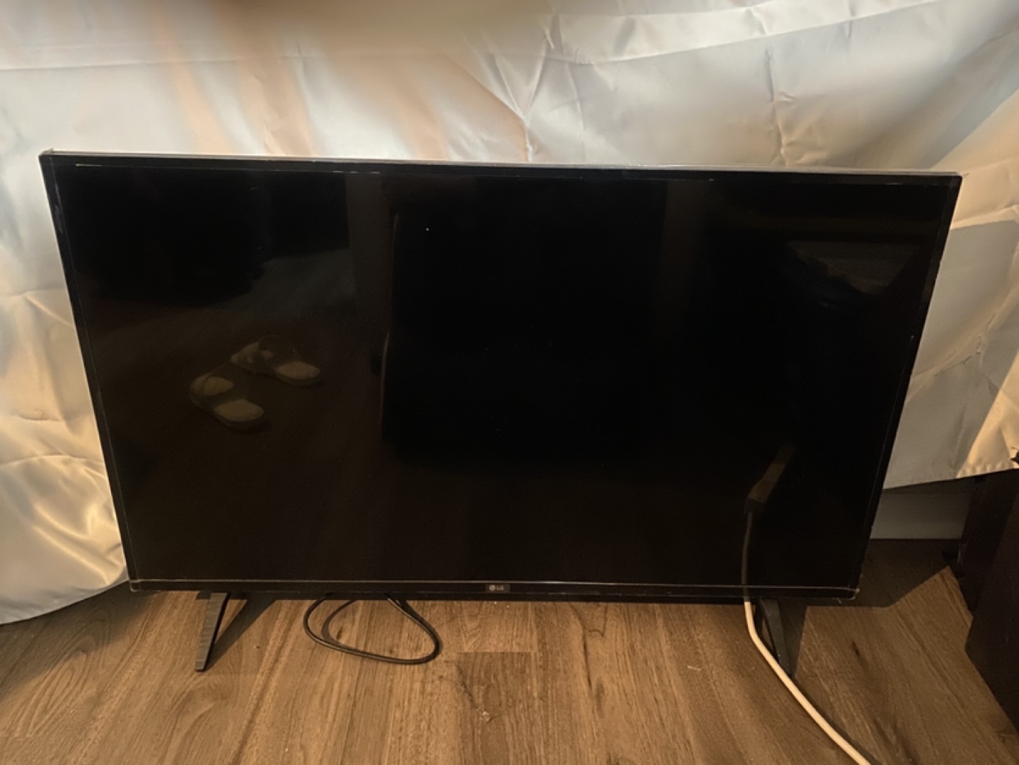 LG 43LJ5000 43-inch LED TV with remote