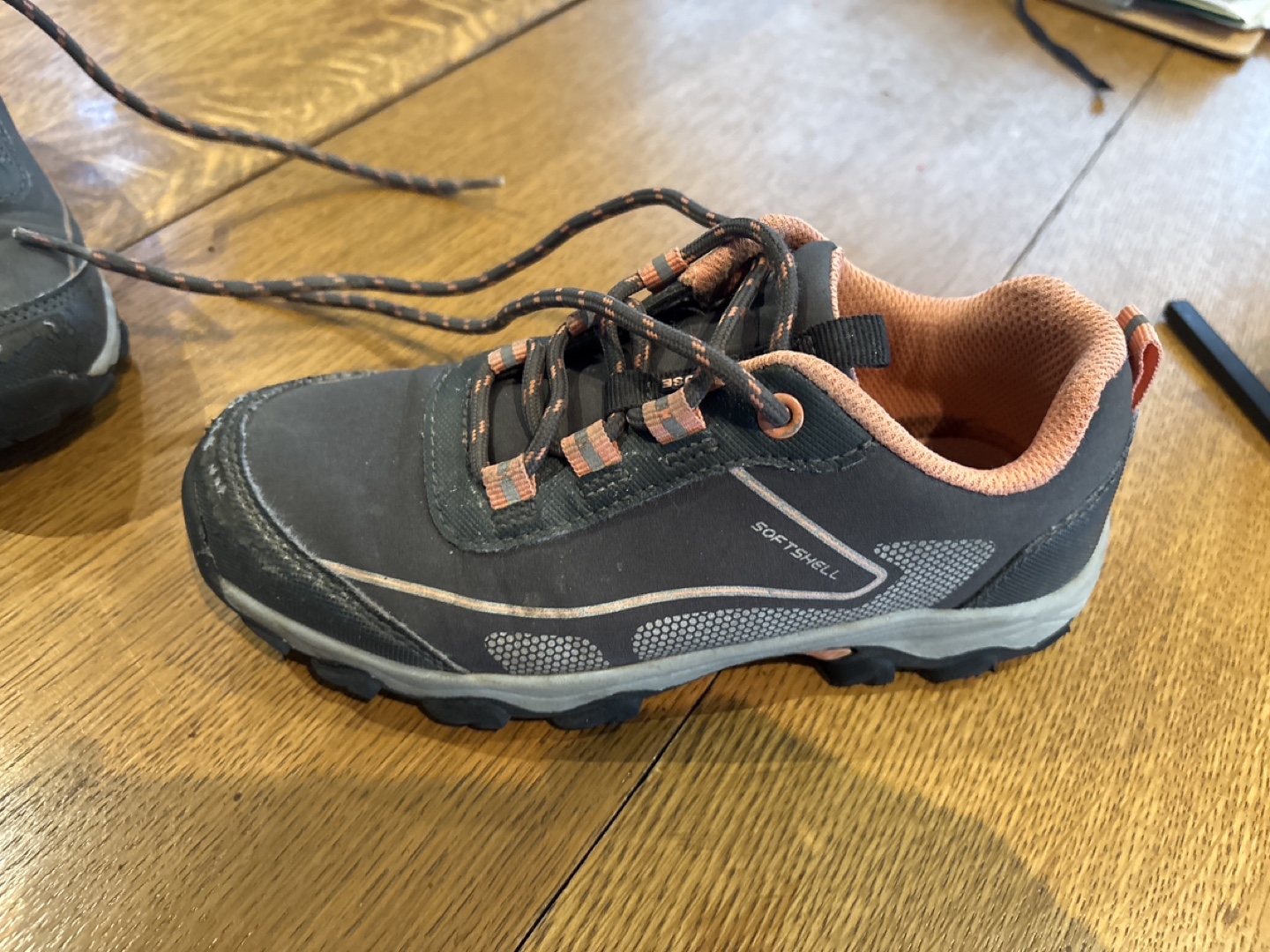 Girls' US Size 1, Softshell Hiking Shoes