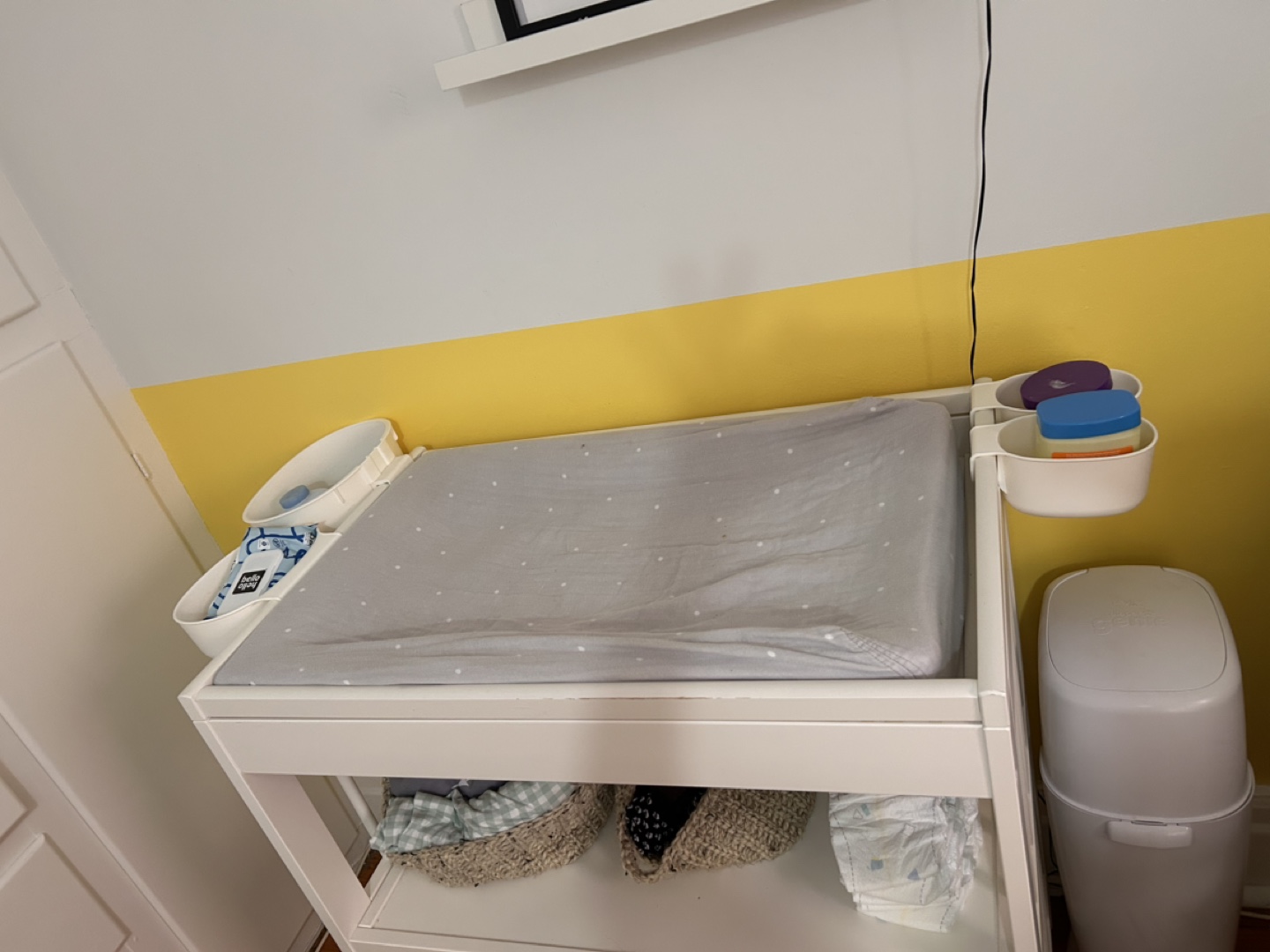 White Changing Table, Storage Buckets, Mat and 2 Sheets - photo 4
