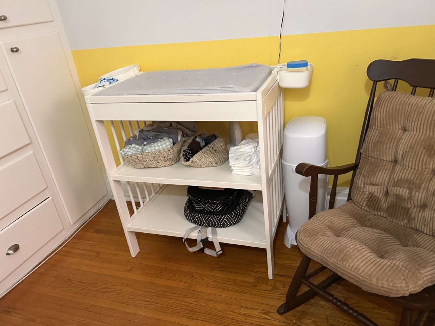 White Changing Table, Storage Buckets, Mat and 2 Sheets - photo 3