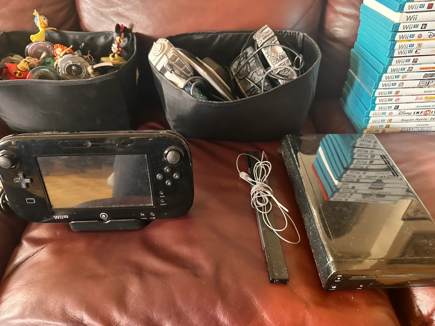 Wii U Console + Games + Accessories Bundle image indicator(3)