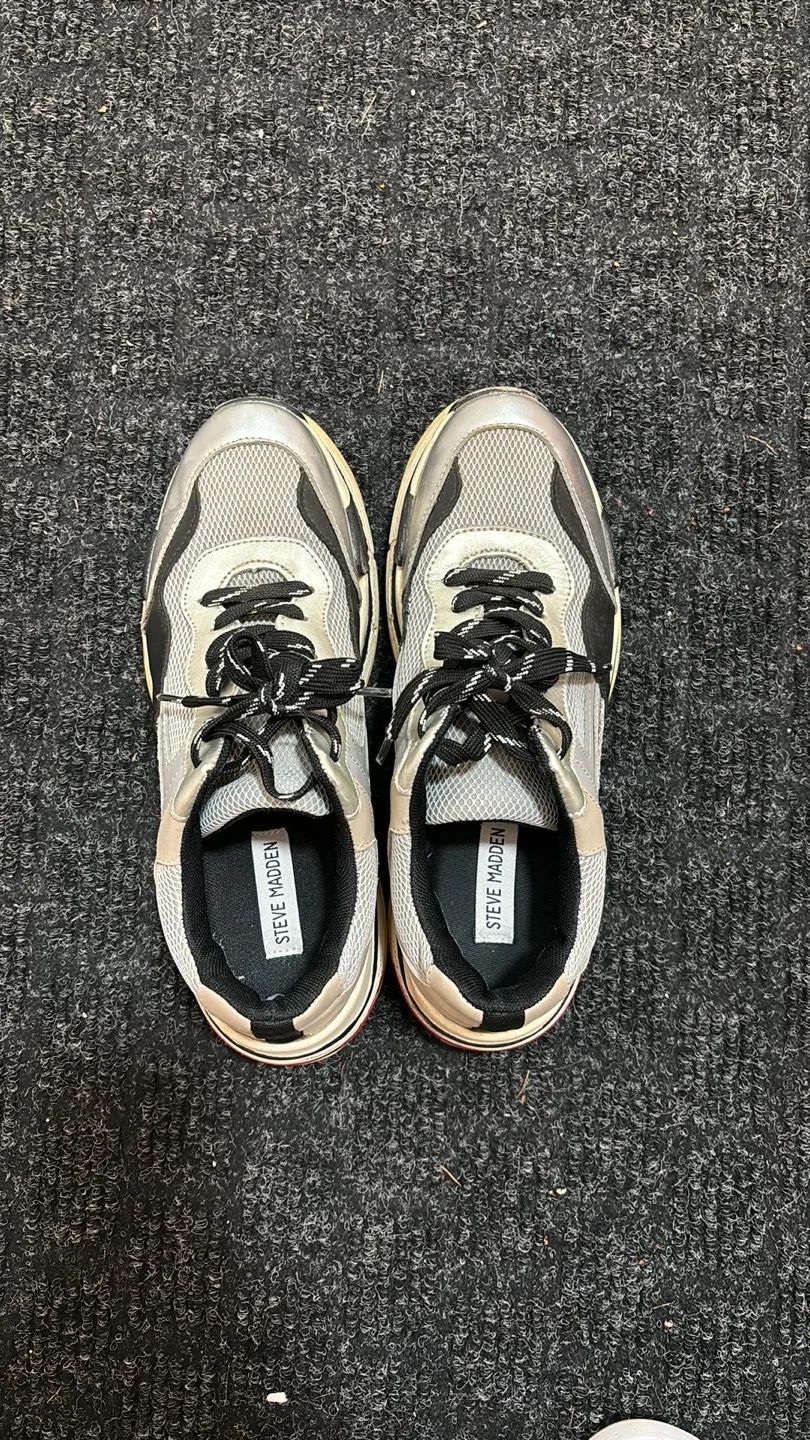 Steve Madden sneakers sz 9 image indicator(2)