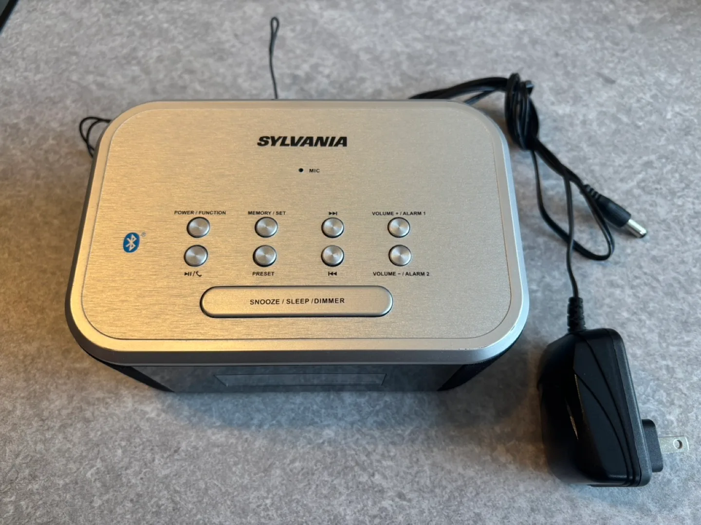 Sylvania Dual Alarm Clock Radio with Bluetooth and USB Charging image indicator(2)