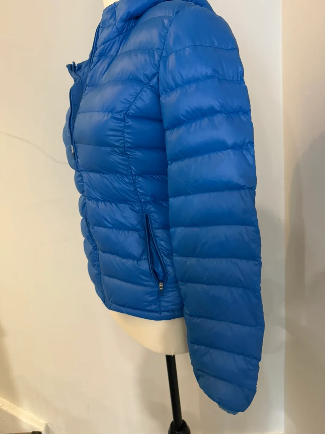 Aritzia TNA Lightweight Puffer Jacket with Hood image indicator(3)
