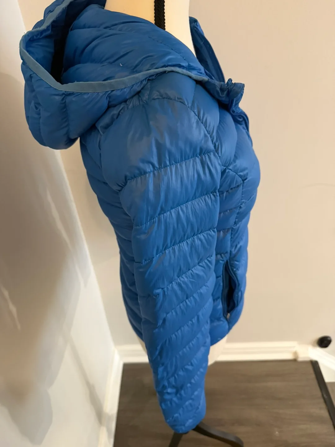 Aritzia TNA Lightweight Puffer Jacket with Hood image indicator(2)