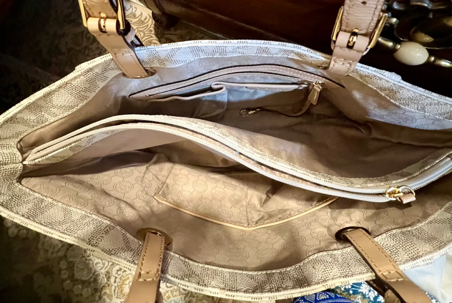 Michael Kors Signature Tote Bag image indicator(3)