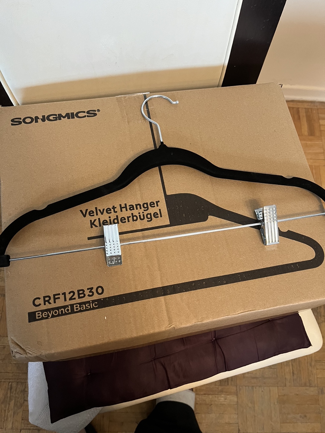 30 Velvet hangers