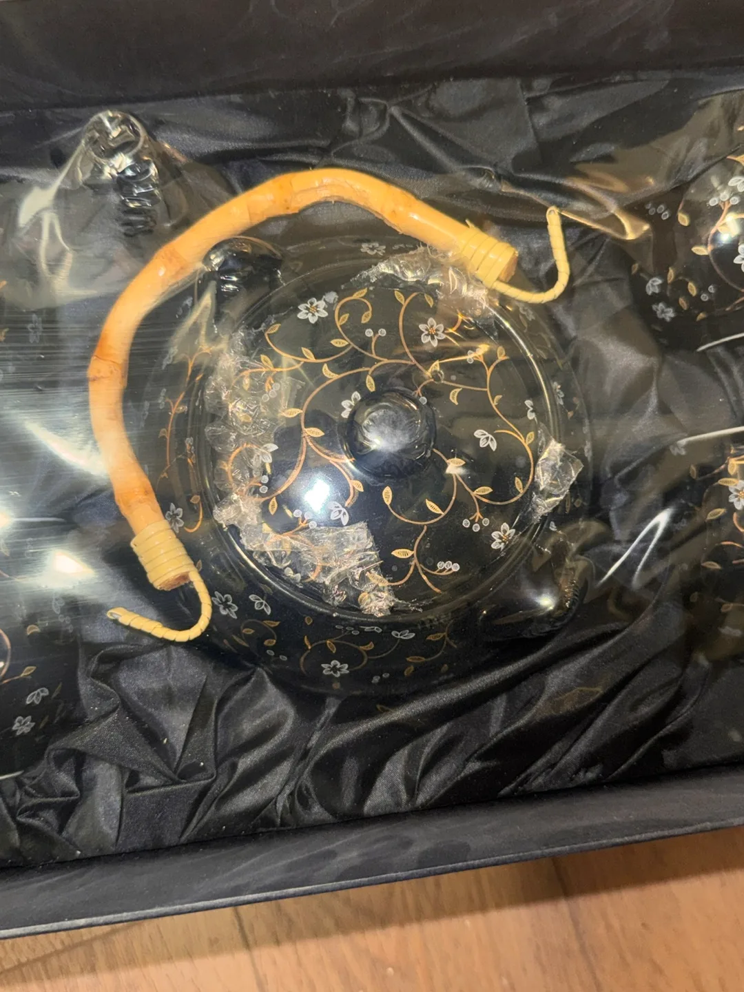 Elegant Black Tea Set with Gold Accents image indicator(3)