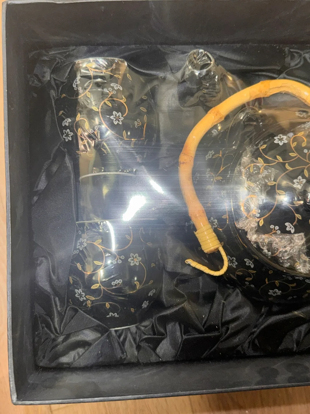 Elegant Black Tea Set with Gold Accents image indicator(2)