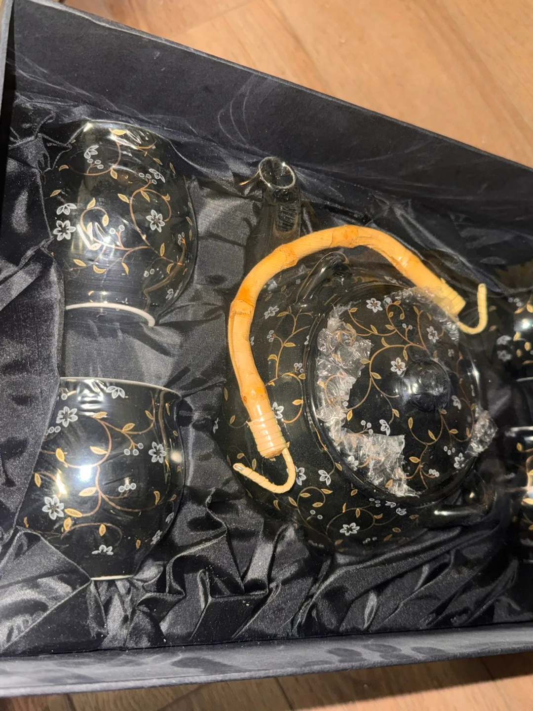 Elegant Black Tea Set with Gold Accents image indicator(4)