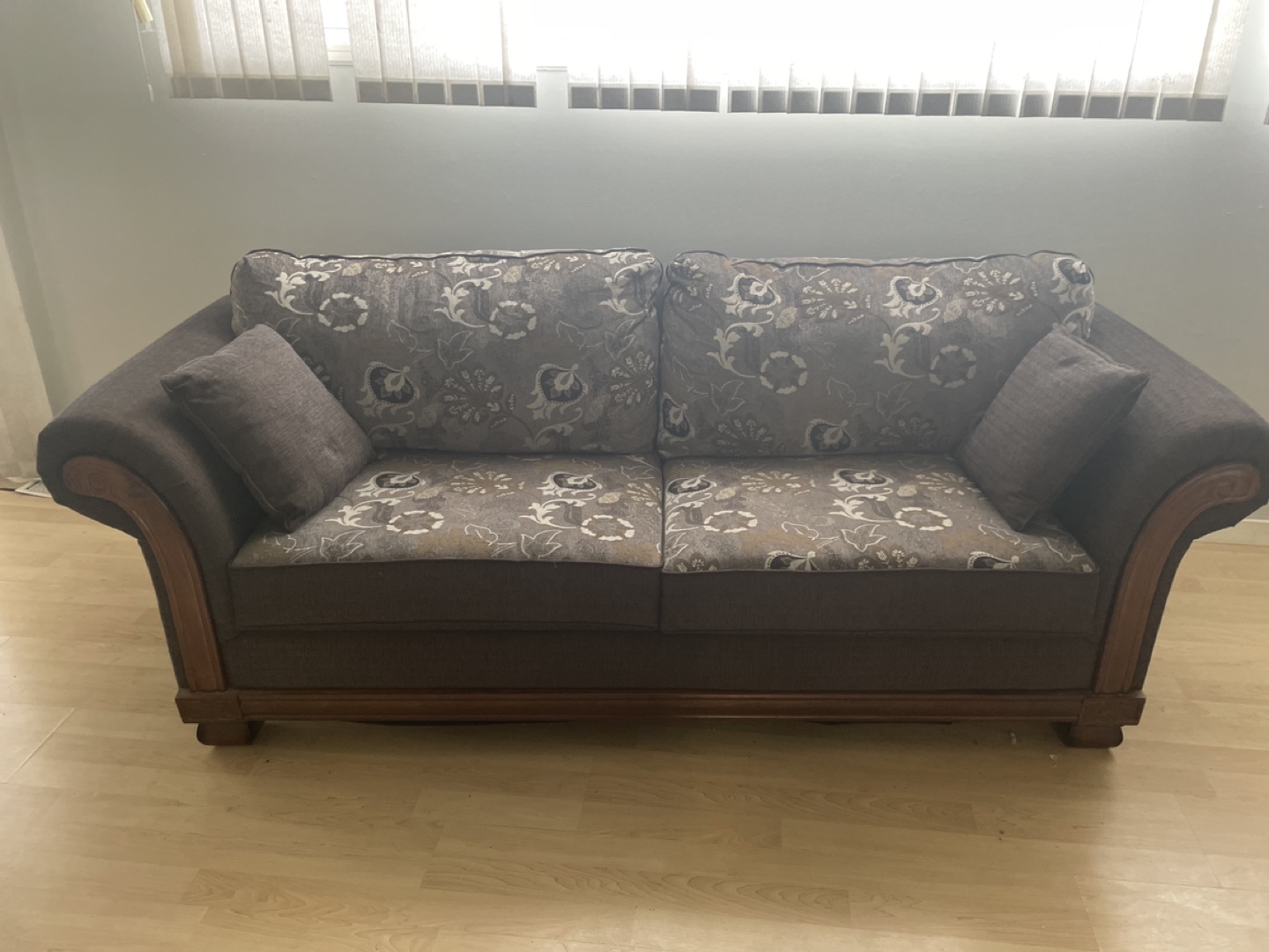 Elegant Floral Sofa - photo 2
