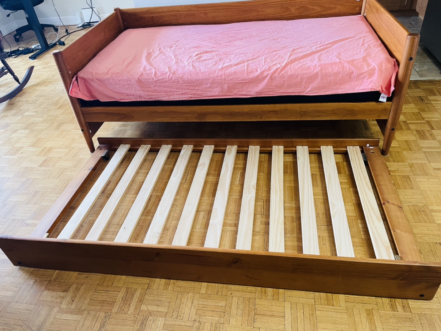 Wooden Daybed with Trundle