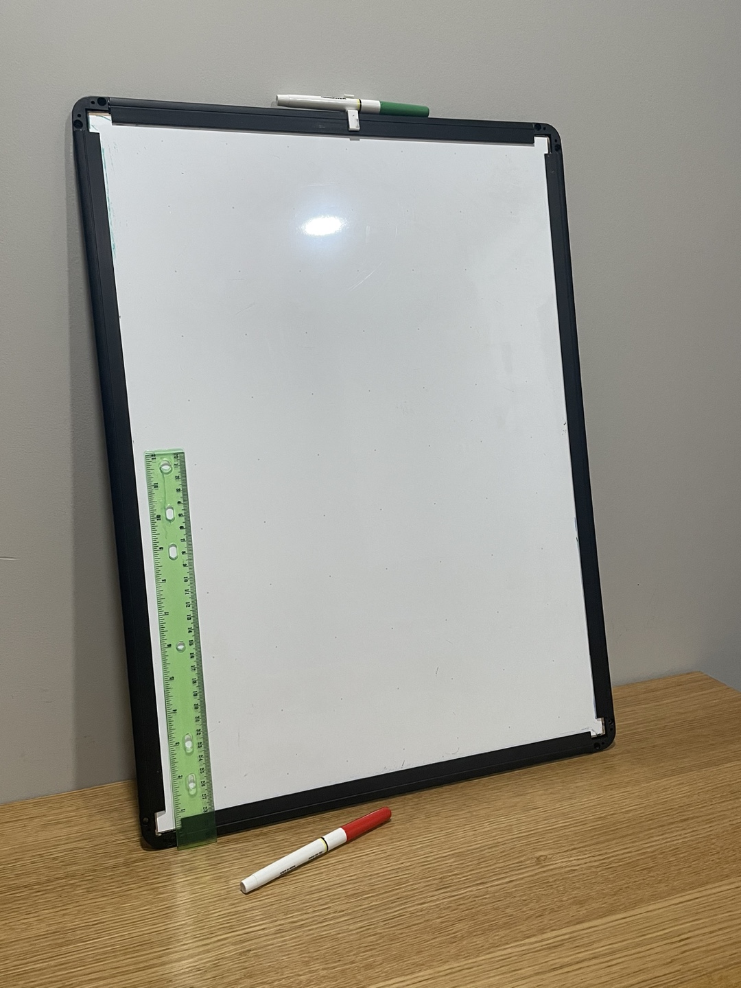 Dry Erase Whiteboard (+2 Markers)
