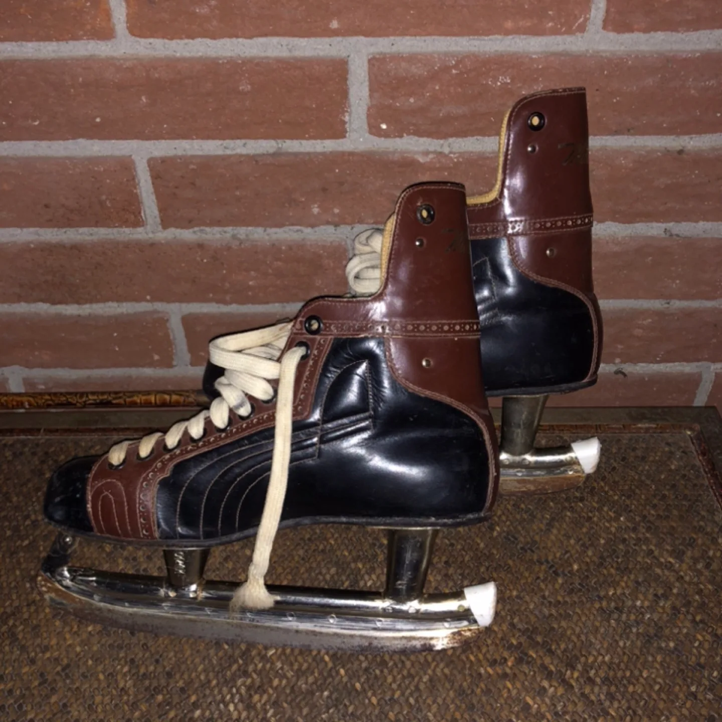Vintage Mastercraft Ice Skates (750) for decor! image indicator(2)