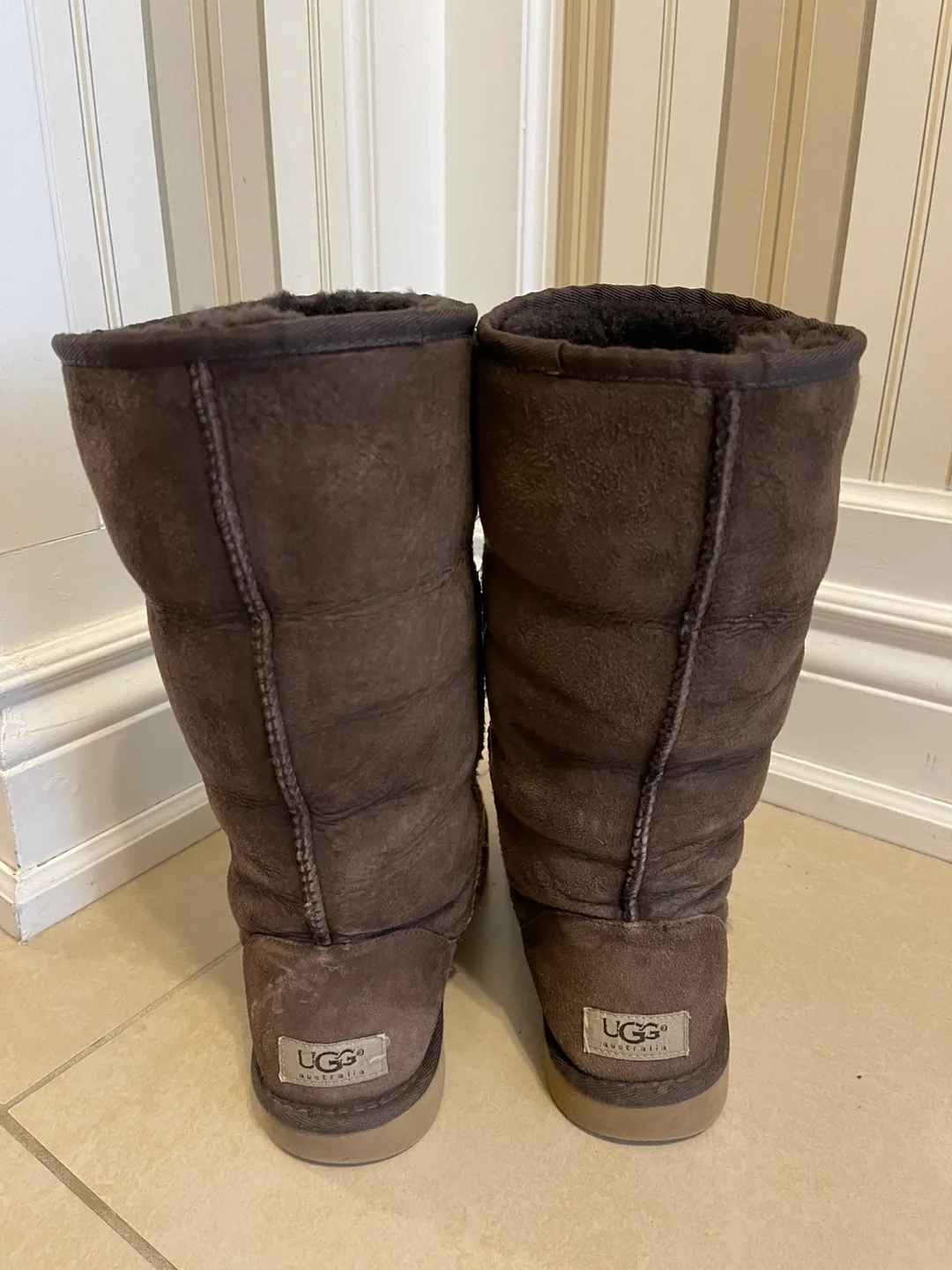 Ladies / Women’s UGG tall boots in Chocolate Brown size 7 image indicator(2)