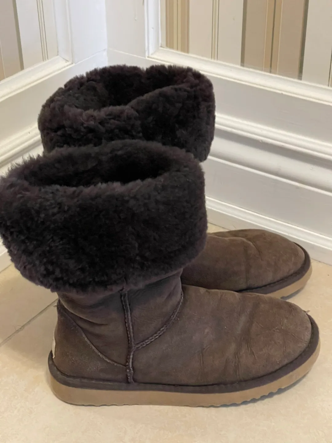 Ladies / Women’s UGG tall boots in Chocolate Brown size 7 image indicator(6)