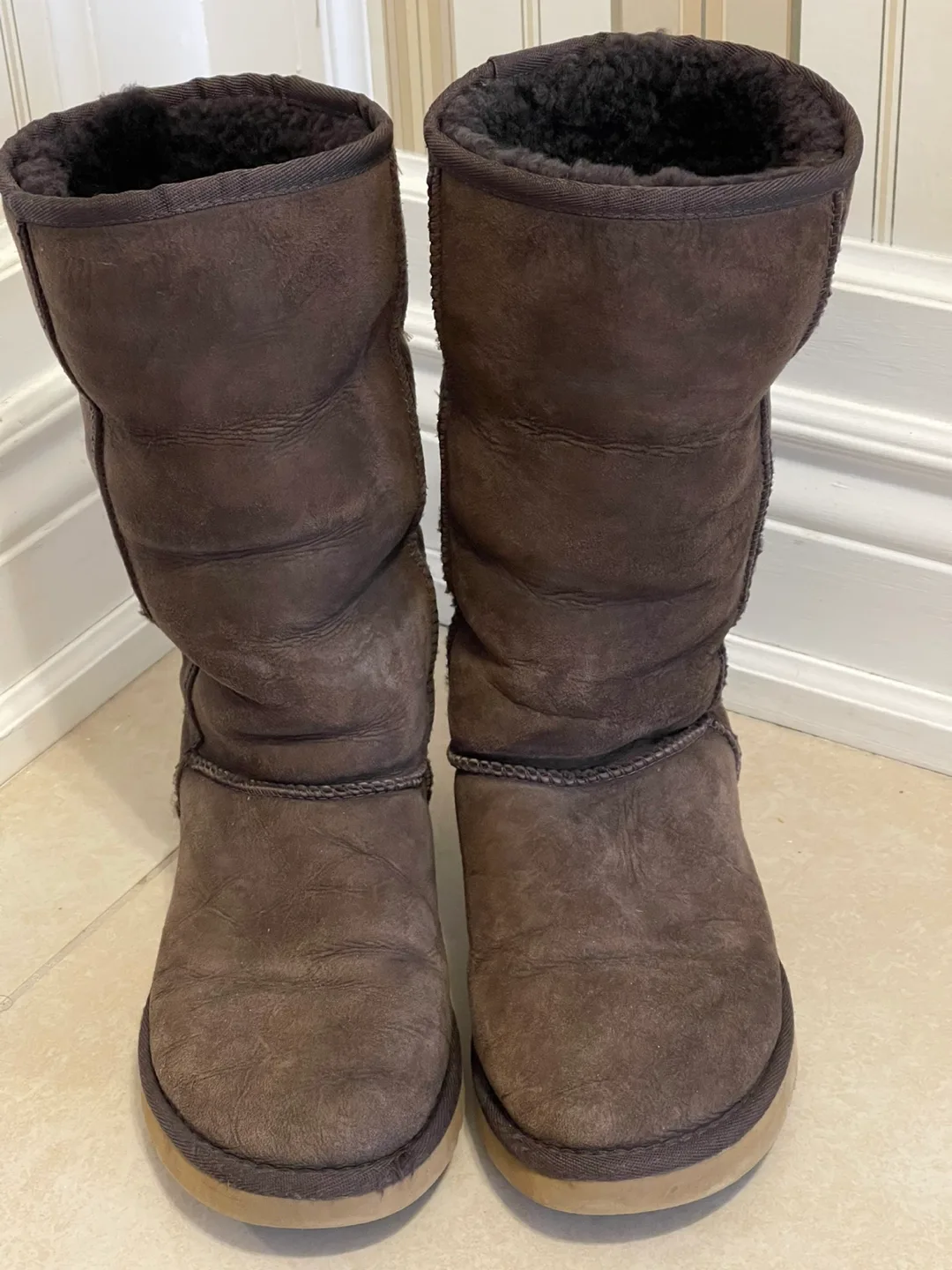 Ladies / Women’s UGG tall boots in Chocolate Brown size 7 image indicator(5)