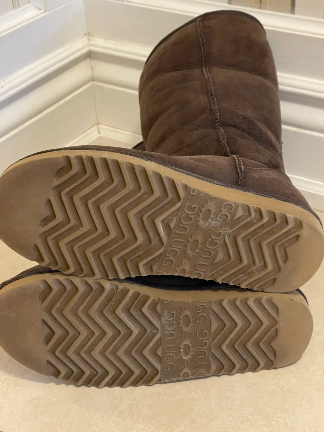 Ladies / Women’s UGG tall boots in Chocolate Brown size 7 image indicator(4)