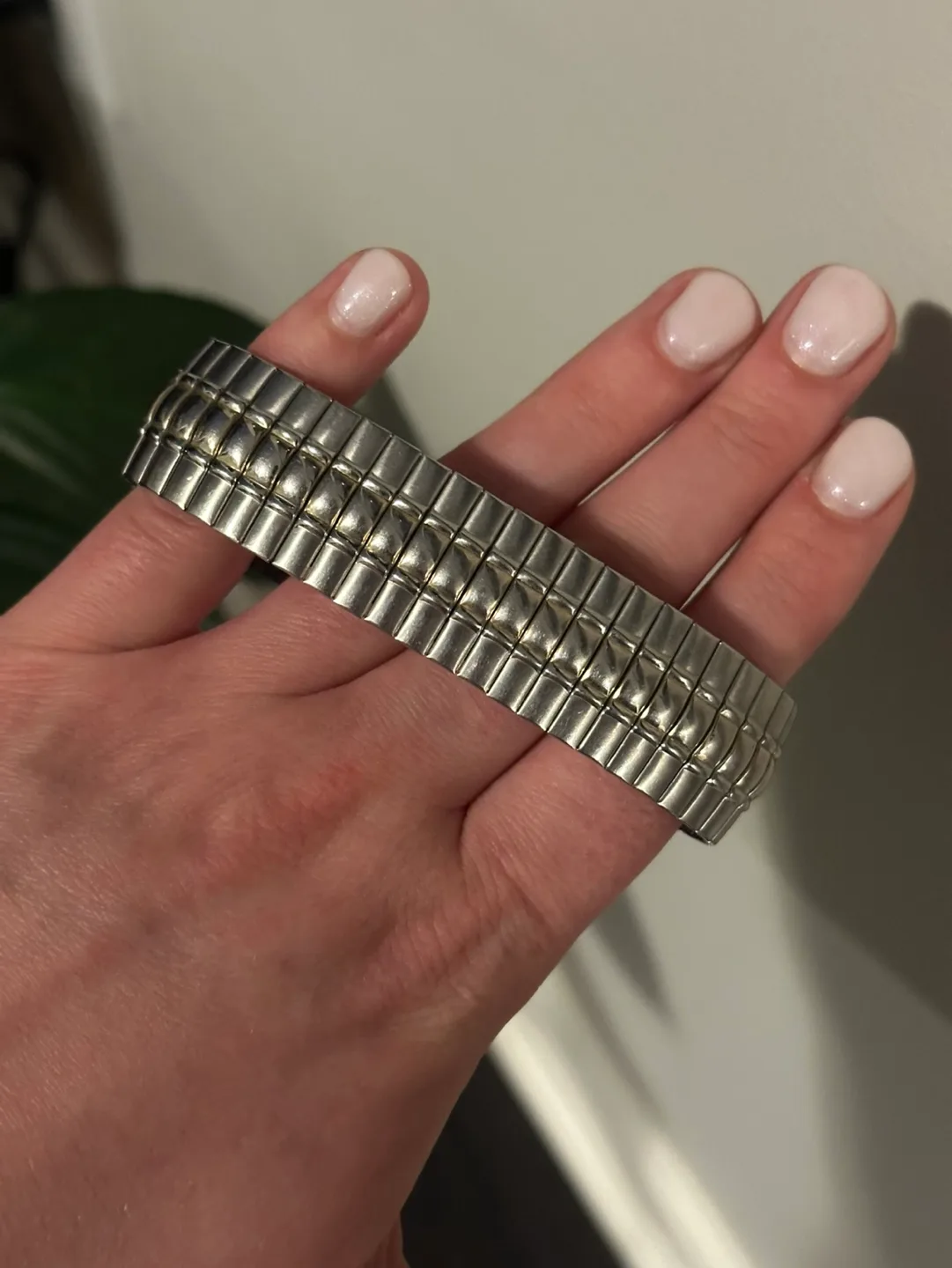 Vintage P Quartz Wristwatch Metal Band image indicator(3)