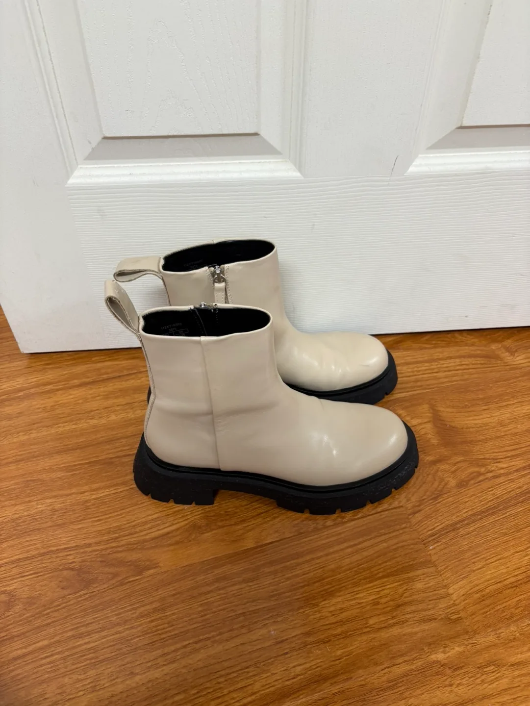 Zara Cream-coloured ankle boots with chunky soles image indicator(3)