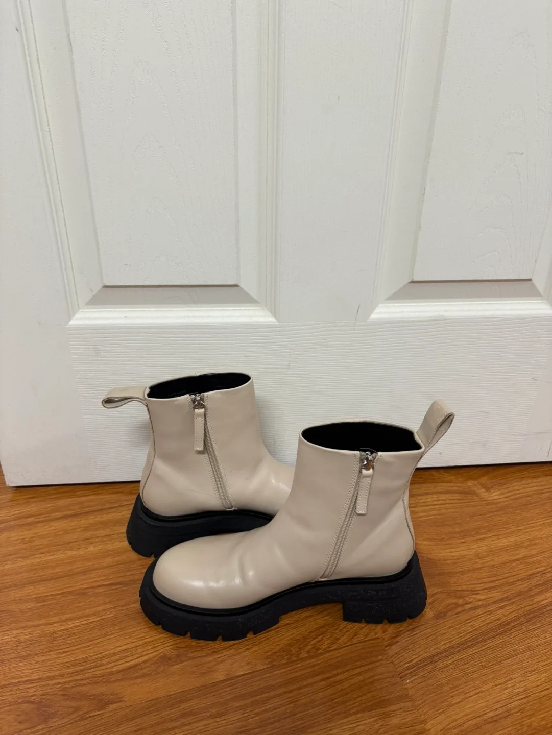 Zara Cream-coloured ankle boots with chunky soles image indicator(4)