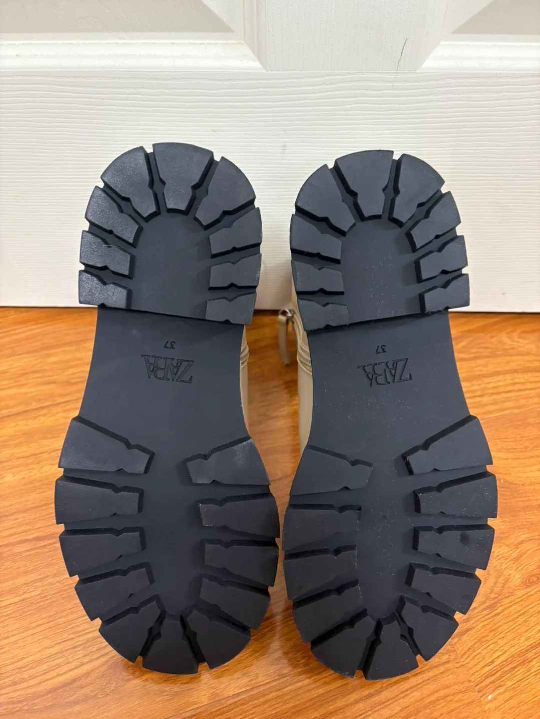 Zara Cream-coloured ankle boots with chunky soles image indicator(6)