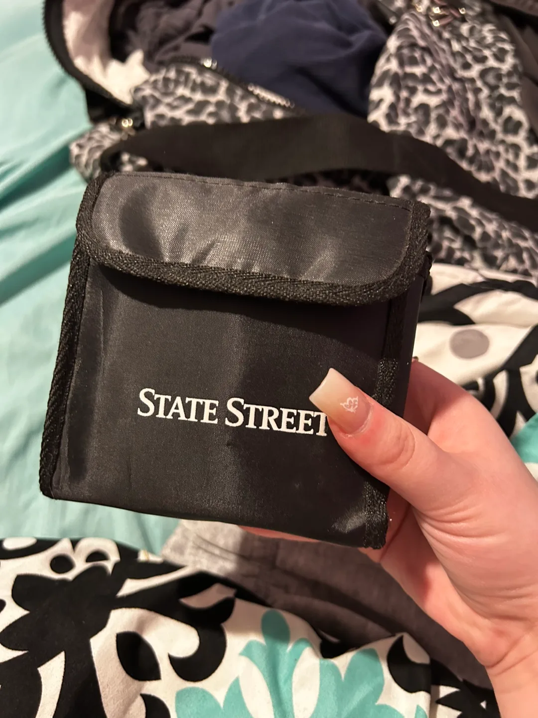 State Street Binoculars with Carrying Case image indicator(4)