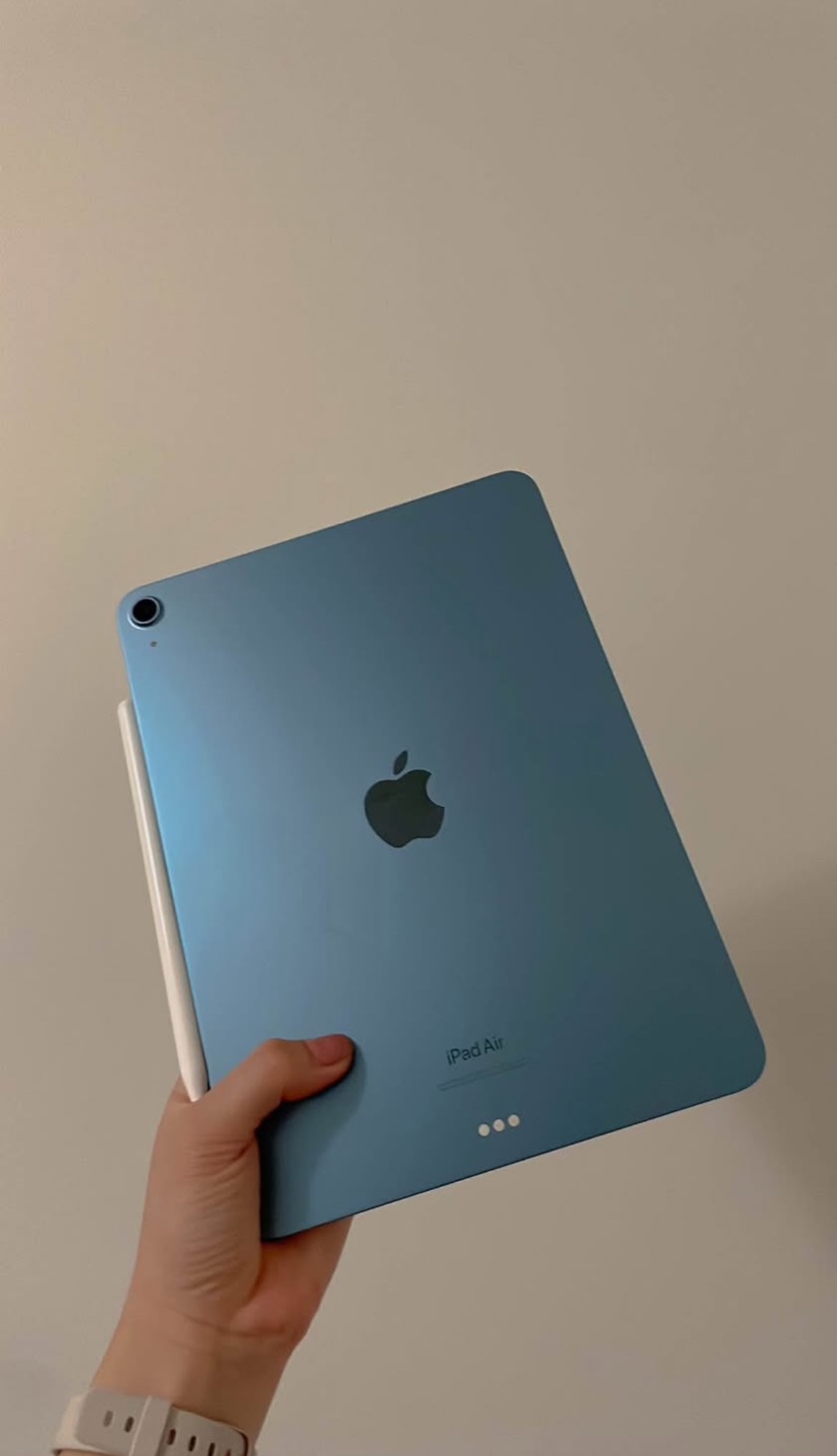 iPad Air 5th Generation - BOX INCLUDED