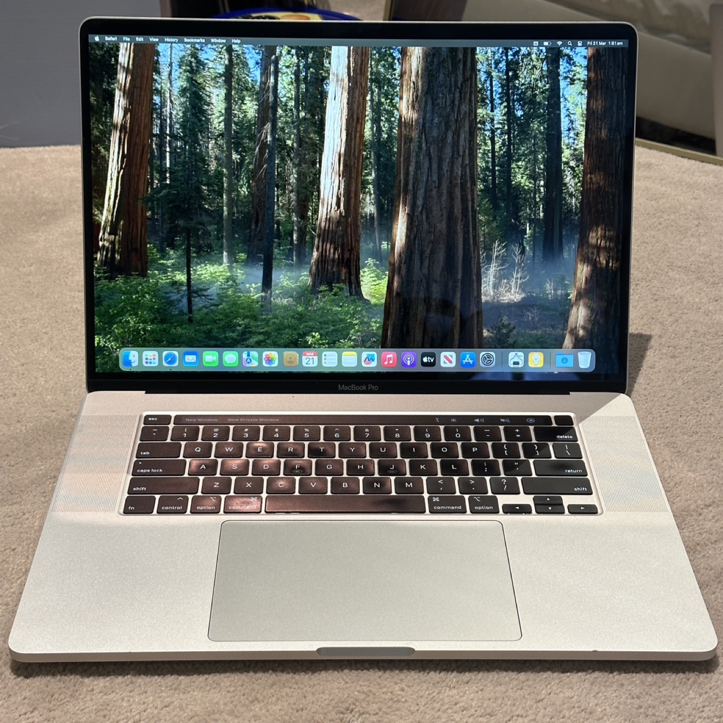 Apple - MacBook Pro - 2019 - 16 inches - i7 16/512 GB
