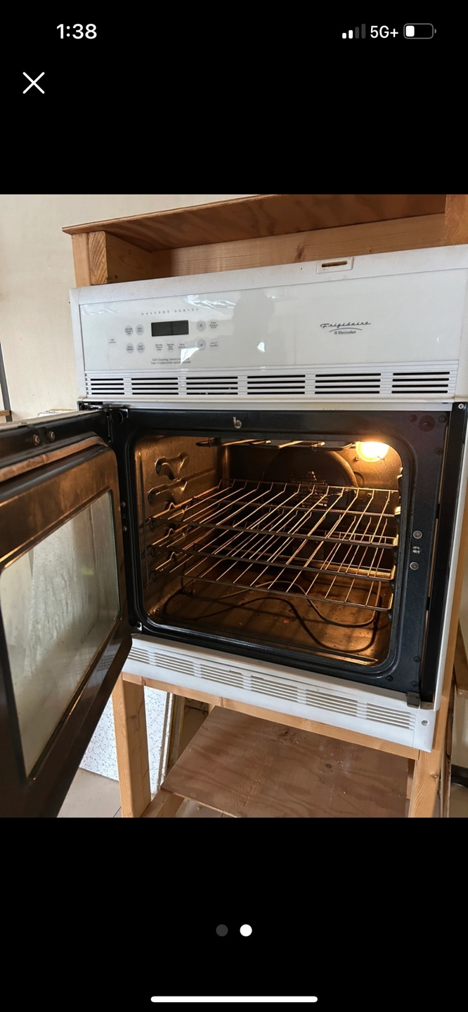 Freestanding Frigidaire Gallery Series Oven - photo 2