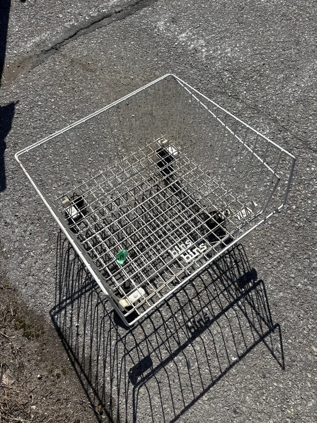 Metal wire shopping basket thumbnail