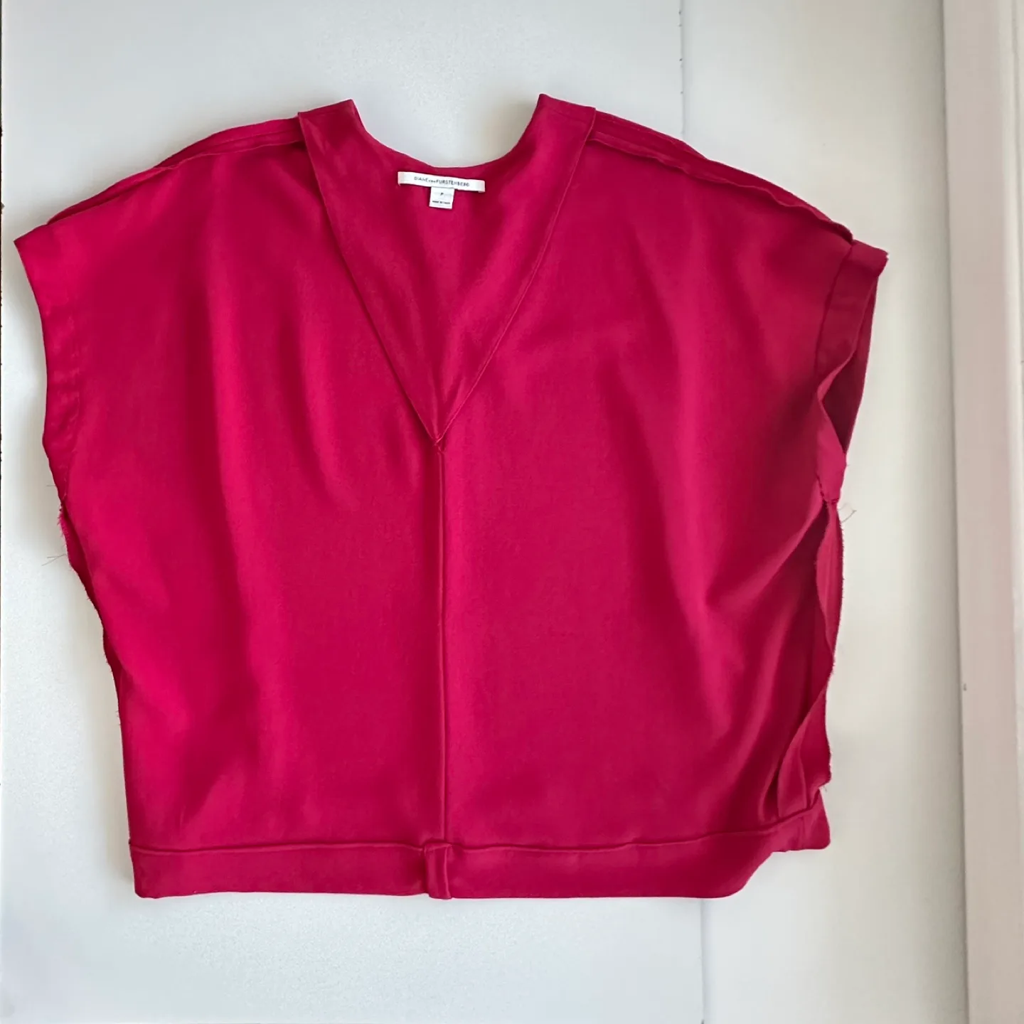 Diane Von Furstenberg Red Half Sleeve V Neck Silk Blouse, Size P image indicator(3)