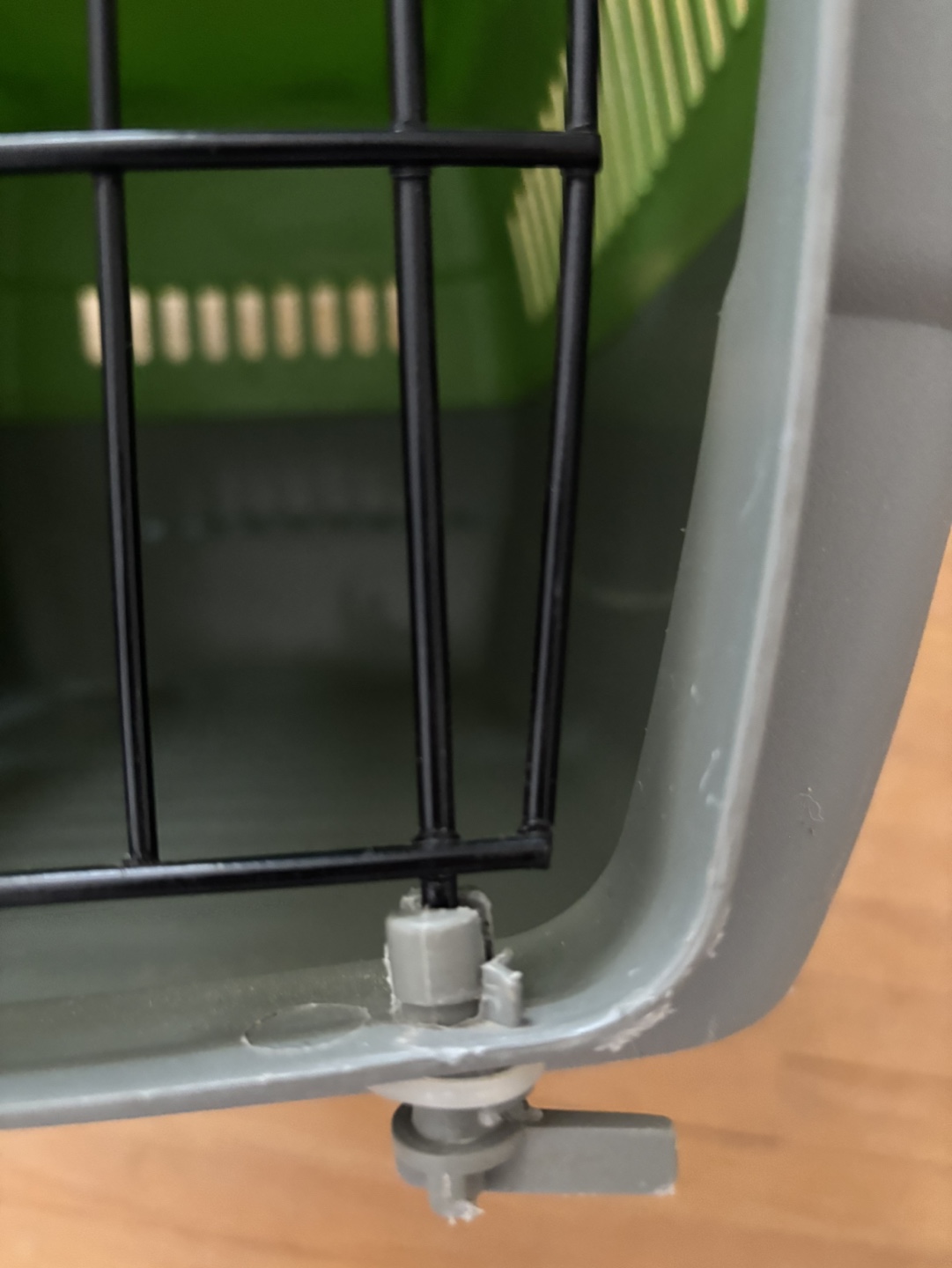 Pet Carrier - Green and Grey Plastic Travel Crate - photo 2