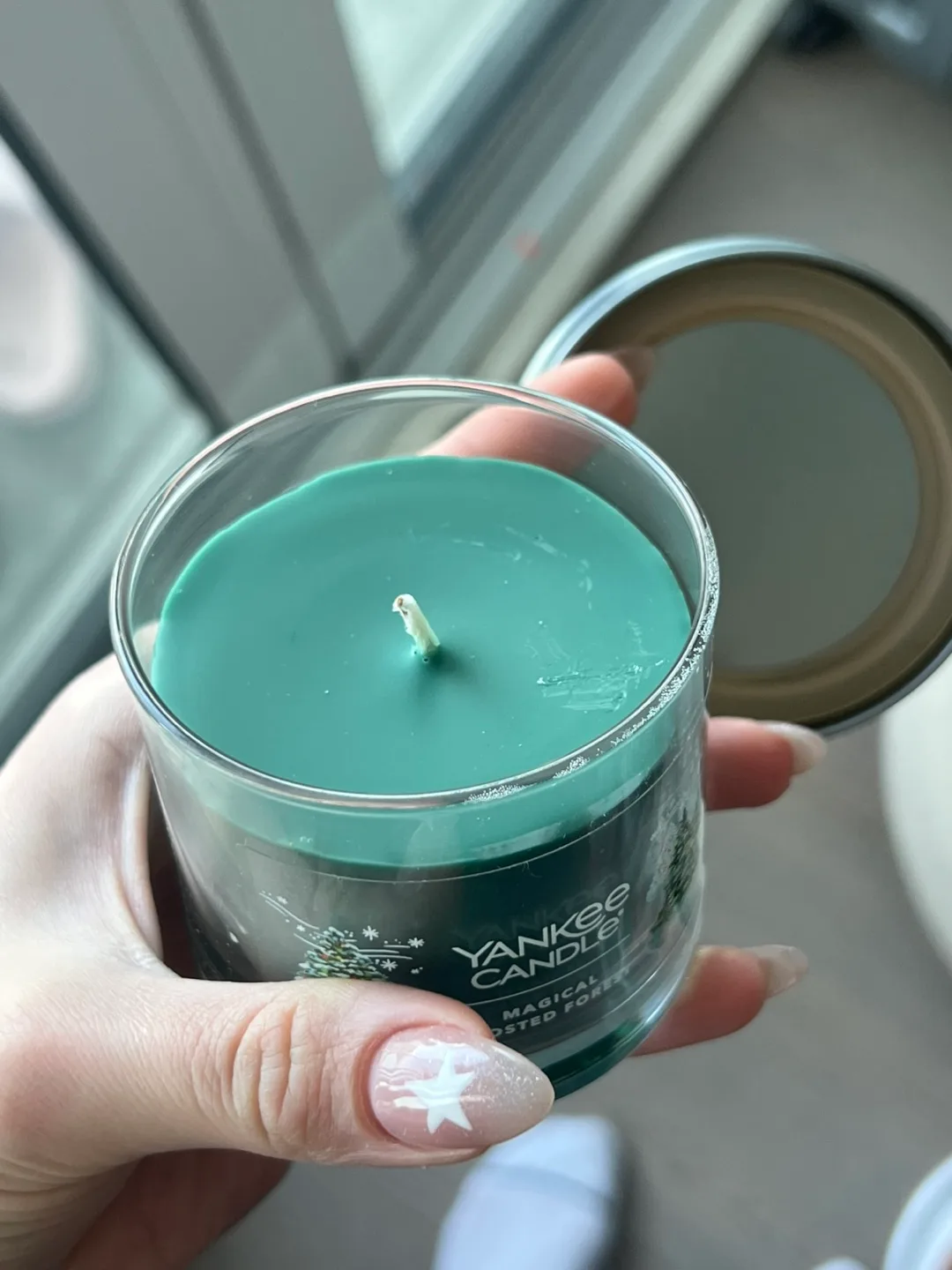 Yankee Candle Magical Frosted Forest Candle image indicator(4)