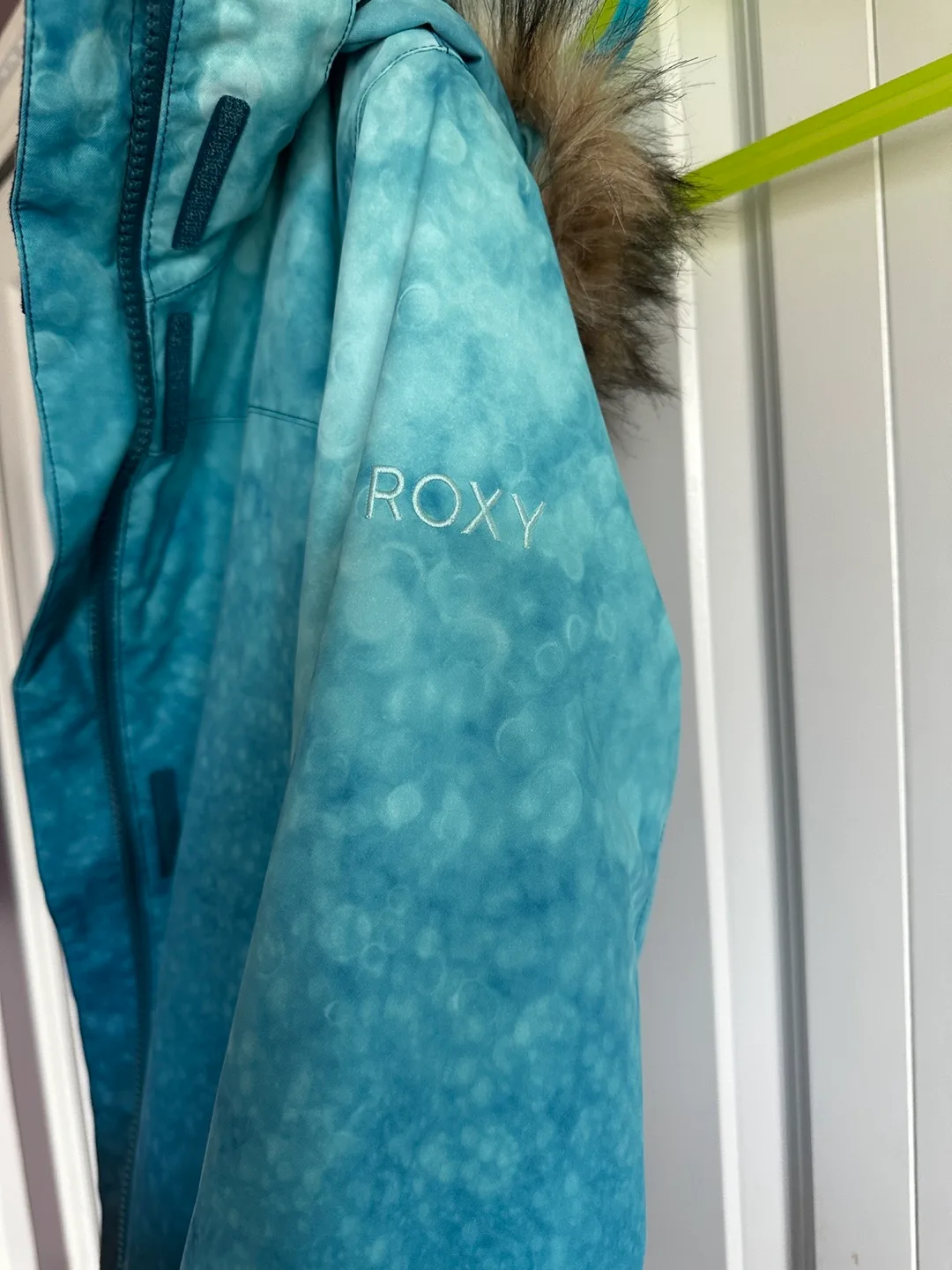 Roxy Women's Snow Jacket - Size Medium image indicator(5)