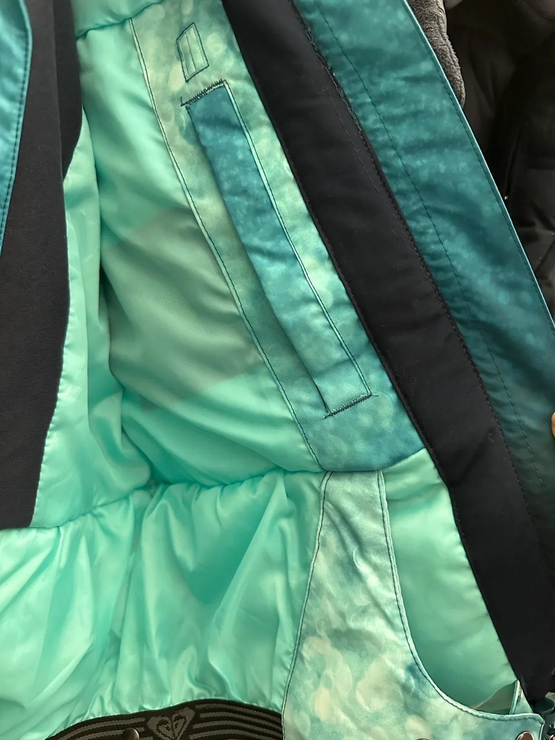 Roxy Women's Snow Jacket - Size Medium image indicator(6)