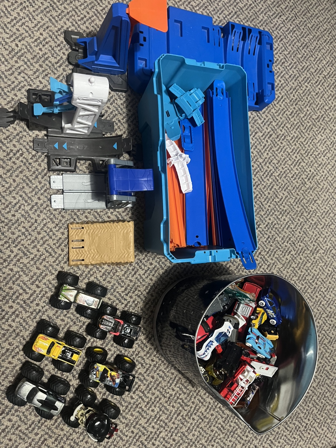 Hot Wheels Monster Trucks Track Set with Vehicles