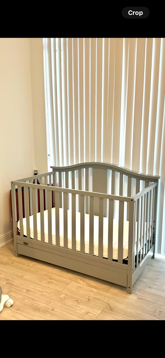 Convertible Crib with Storage Drawer