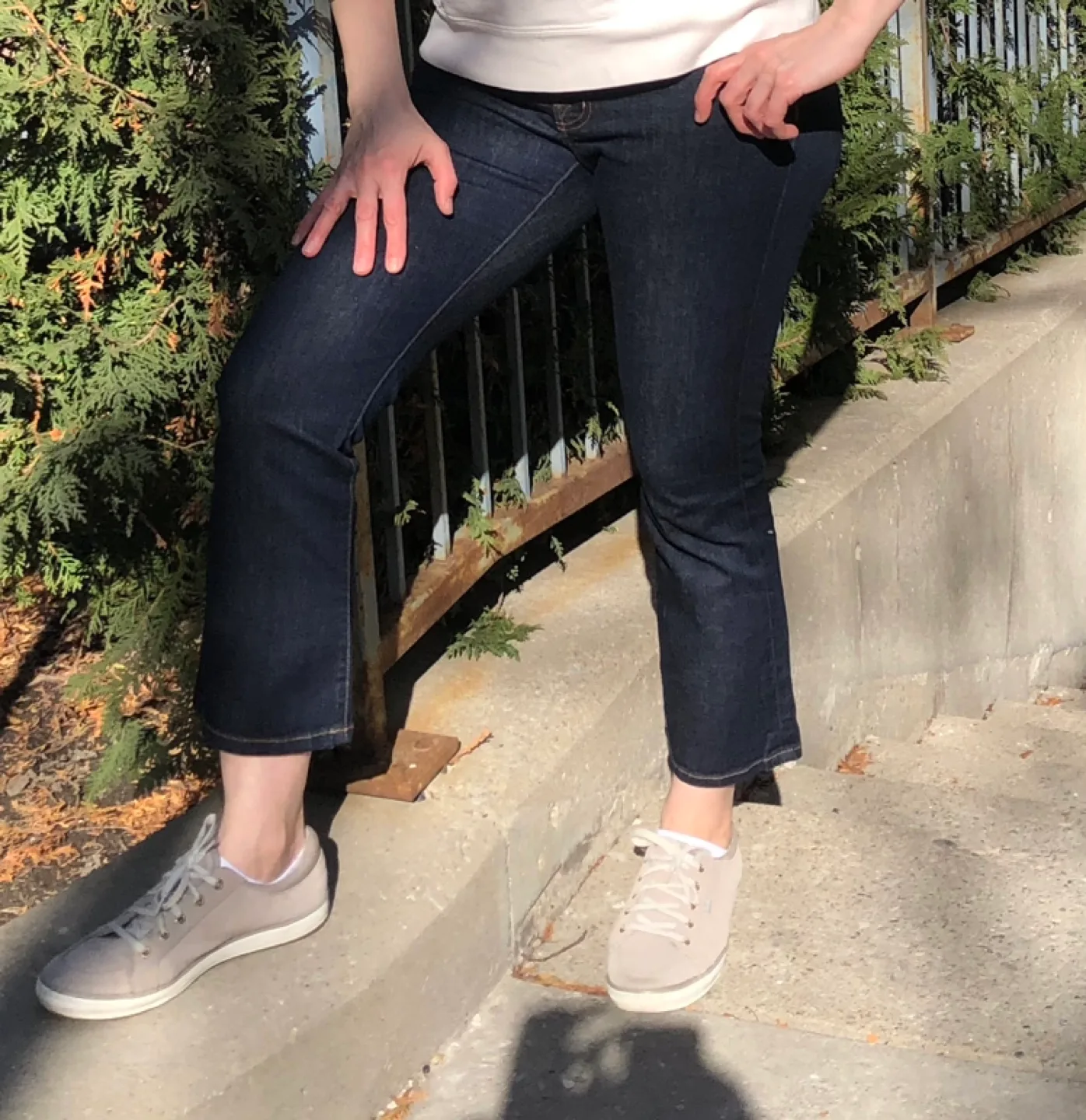 J Brand Gigi cropped dark wash jeans - size 27 image indicator(4)