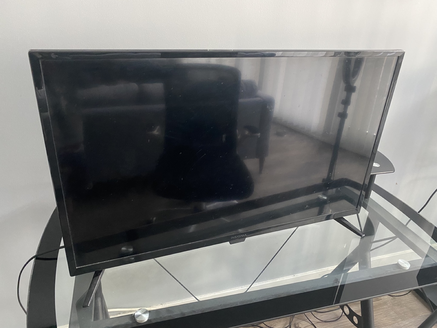 Insignia 32-inch TV - photo 2