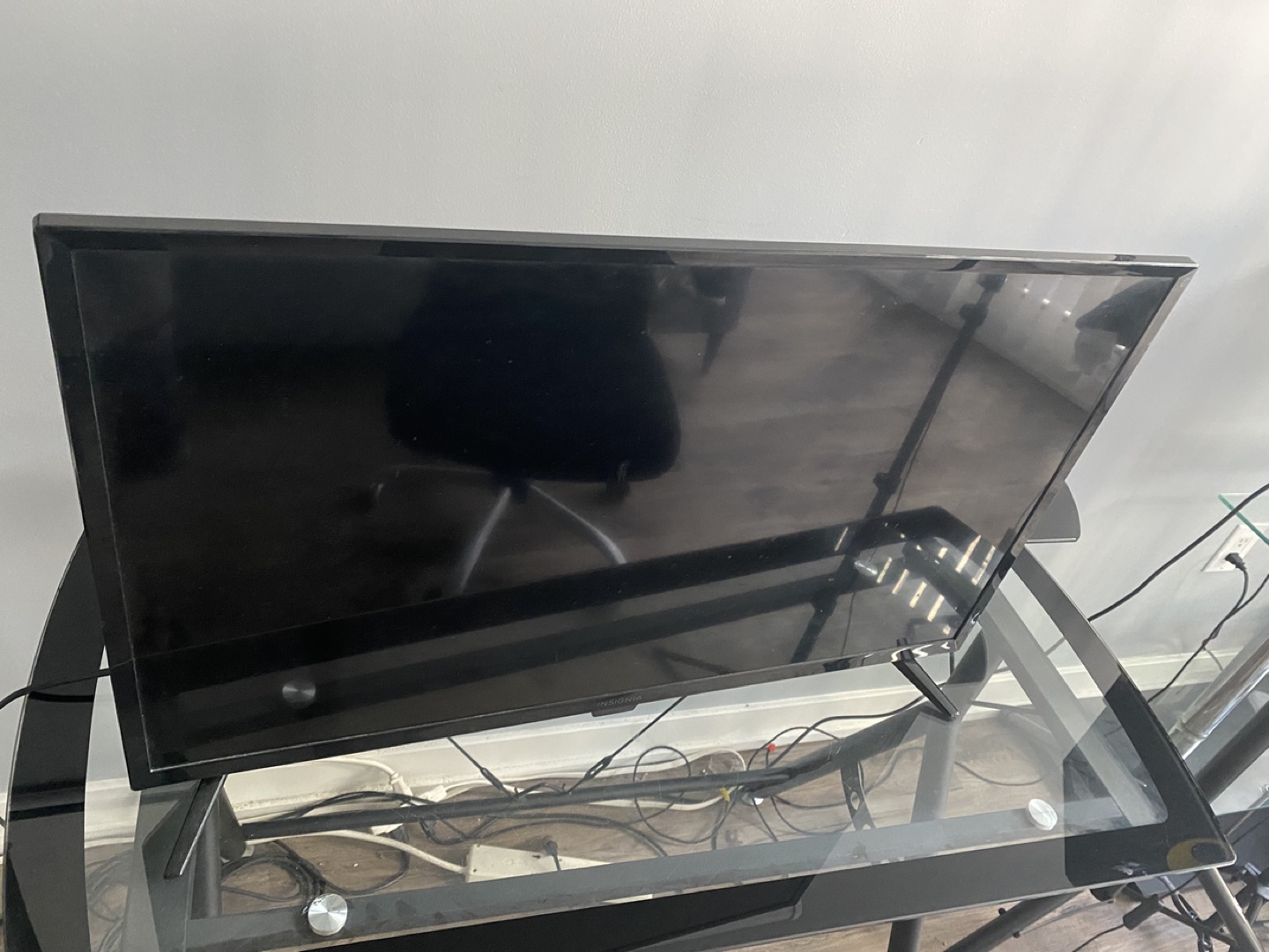 Insignia 32-inch TV - photo 3
