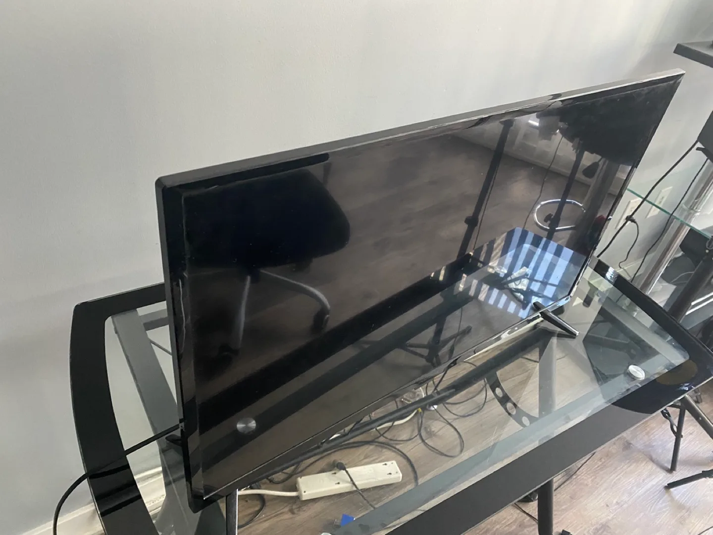 Insignia 32-inch TV thumbnail