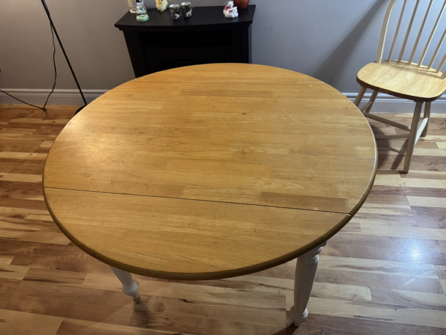 Round Drop Leaf Table and 4 Chairs - photo 2