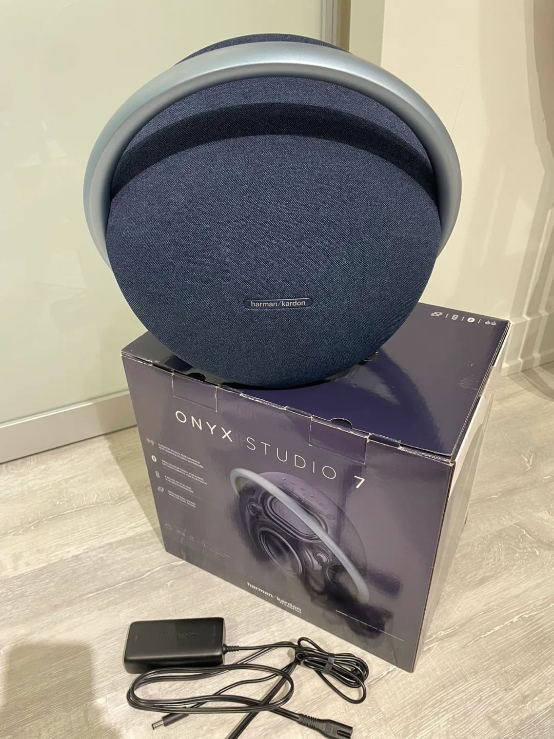 Harman Kardon Onyx Studio 7 Portable Bluetooth Speaker image indicator(3)