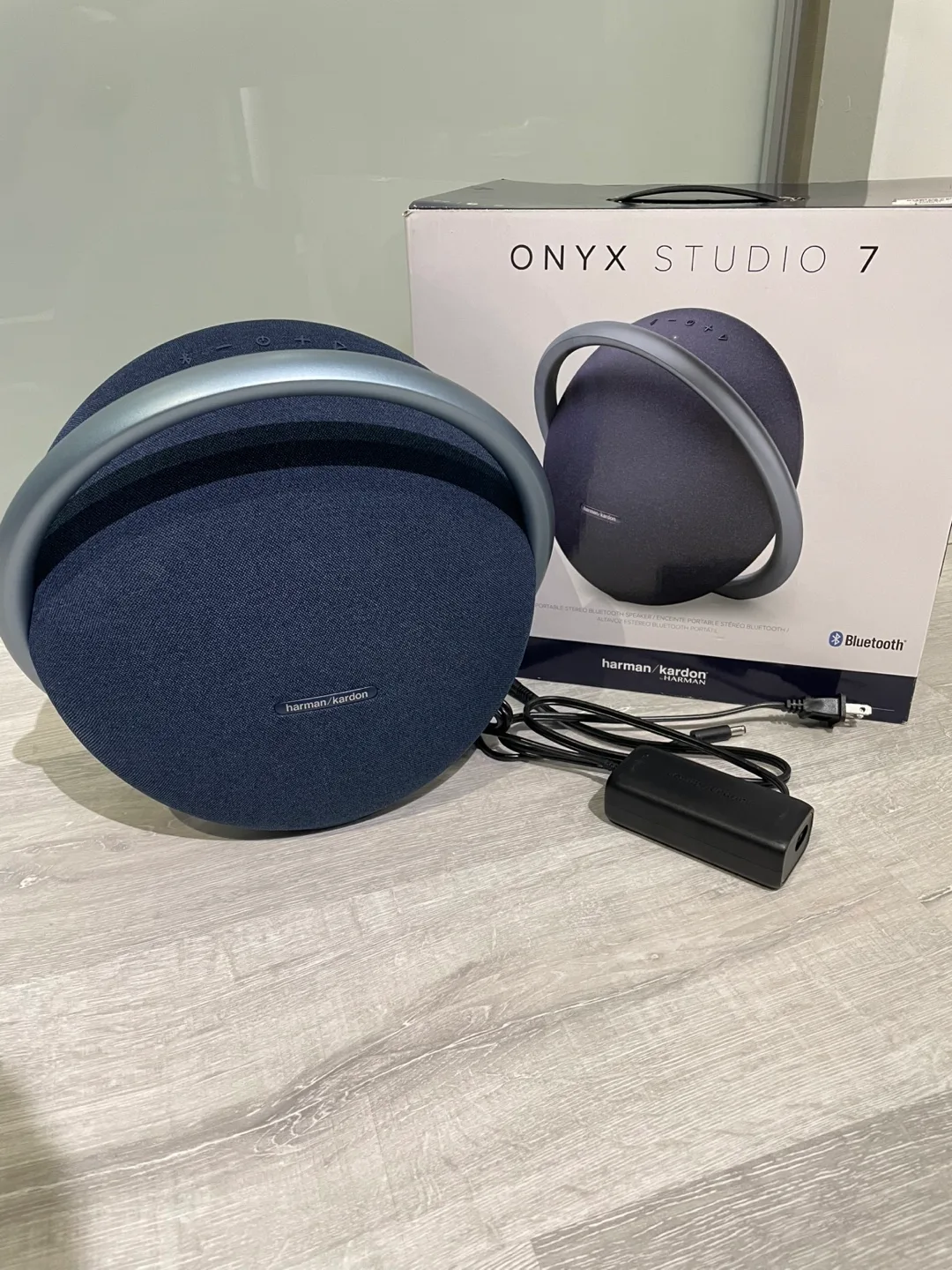 Harman Kardon Onyx Studio 7 Portable Bluetooth Speaker image indicator(2)