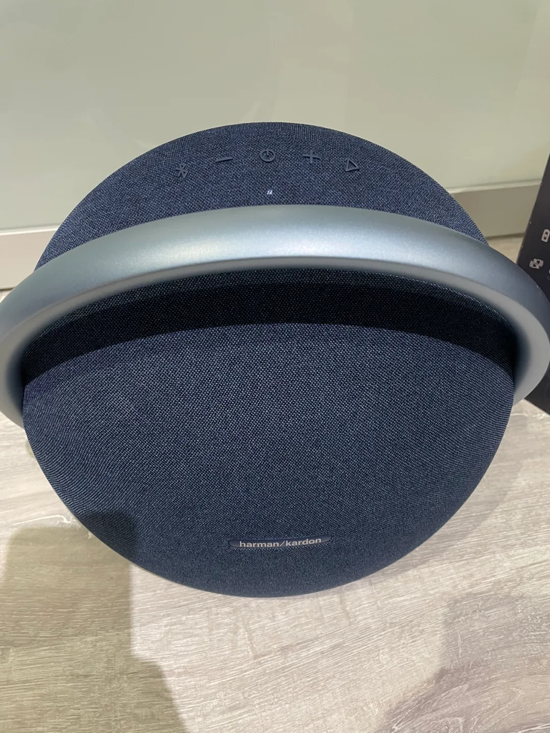 Harman Kardon Onyx Studio 7 Portable Bluetooth Speaker image indicator(7)