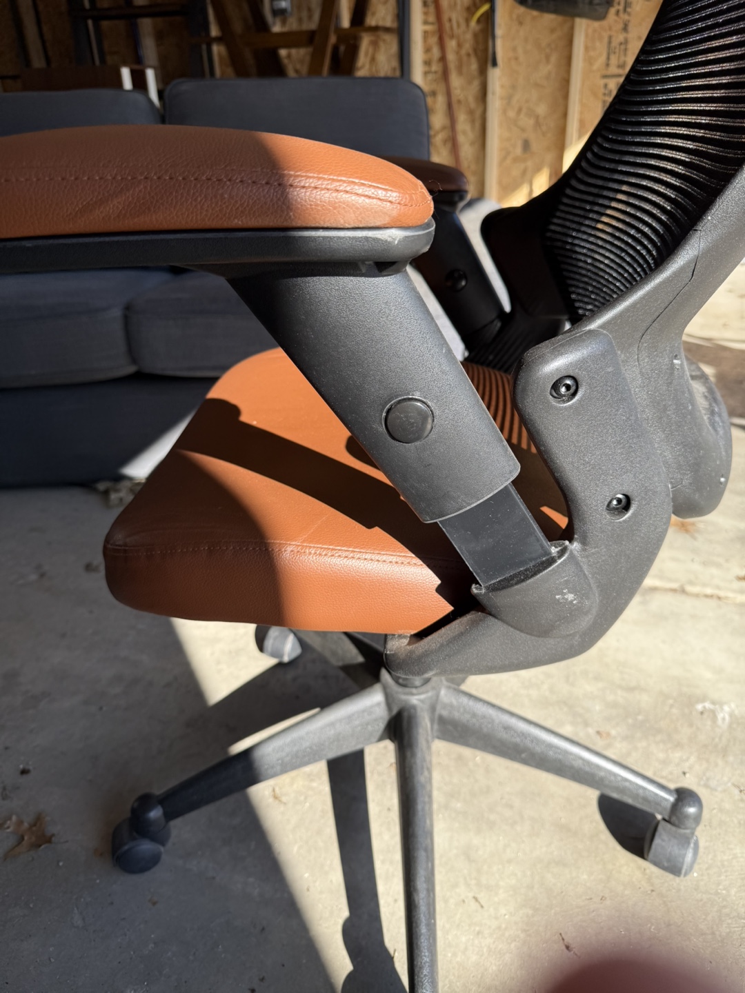 Ergonomic Mesh Office Chair with Leatherette Arms - photo 2