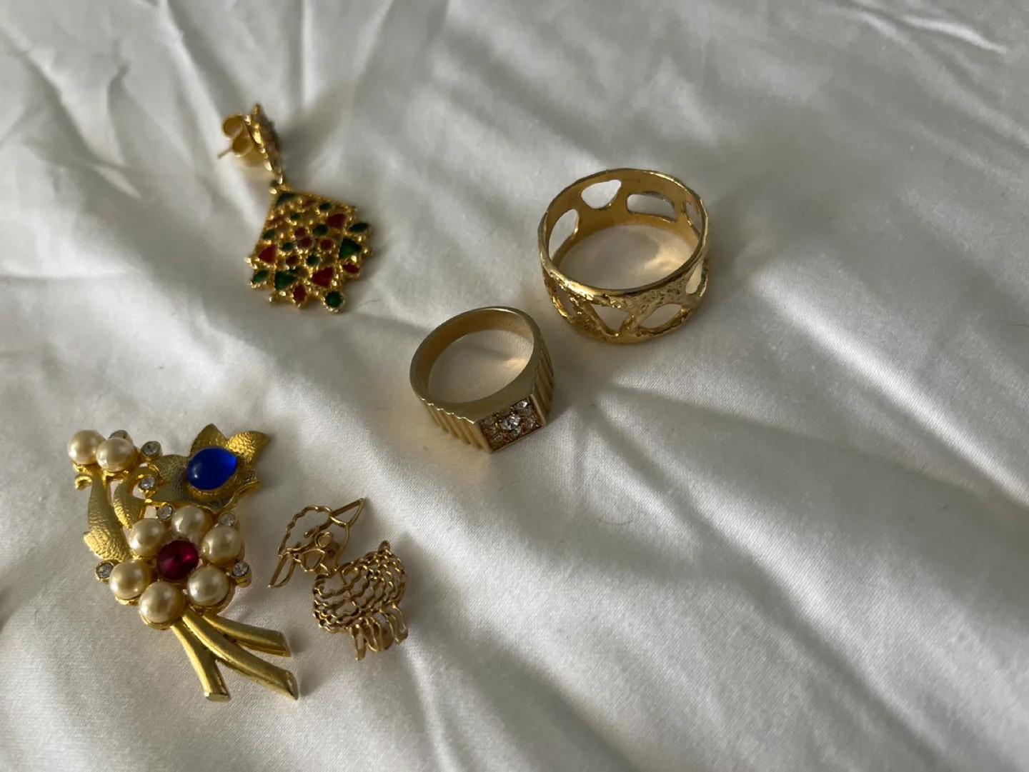 Gold-Tone Jewellery Lot: Cufflinks, Rings, Brooches, Earrings image indicator(2)